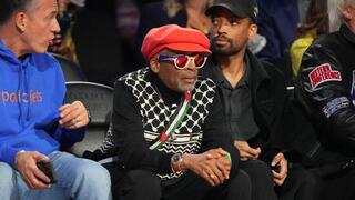 ספייק לי עם התיק המעוטר בדגל פלסטין