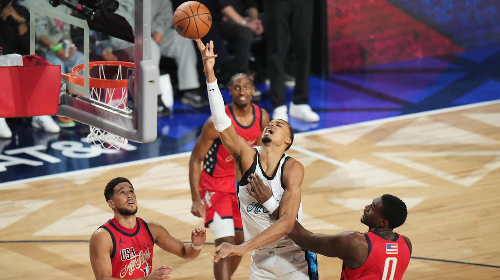 ויקטור וומבניאמה בדרך לסל