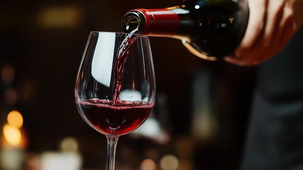 A glass of red wine contains roughly six to seven times more polyphenols than white wine,\ (Photo: Shutterstock) יין אדום