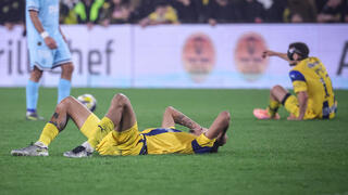 שחקני מכבי ת"א על כר הדשא