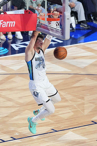 Deni dunks at the All-Star Game (Photo: Jae C. Hong/AP) דני אבדיה מטביע באולסטאר