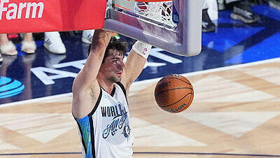 הפורוורד הישראלי מטביע לסל