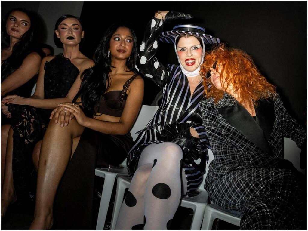 נטשה ליון וג'וליה פוקס בתצוגת סתיו-חורף 2026-27 של כריסטיאן סיריאנו בשבוע האופנה בניו יורק