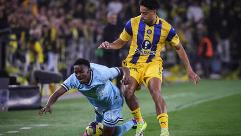 שחקן מכבי ת"א טייריס אסנטה מול שחקן בית"ר ירושלים טימוטי מוזי