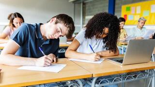 מורה בית ספר תיכון תלמידים