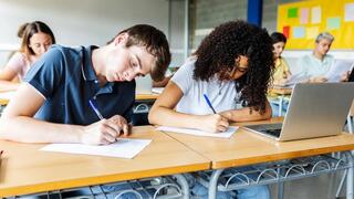 מורה בית ספר תיכון תלמידים