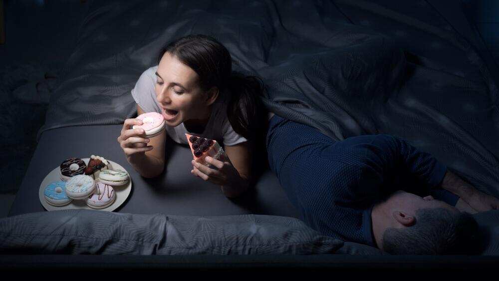 Фото: shutterstock / Stock-Asso אכילה לפני השינה