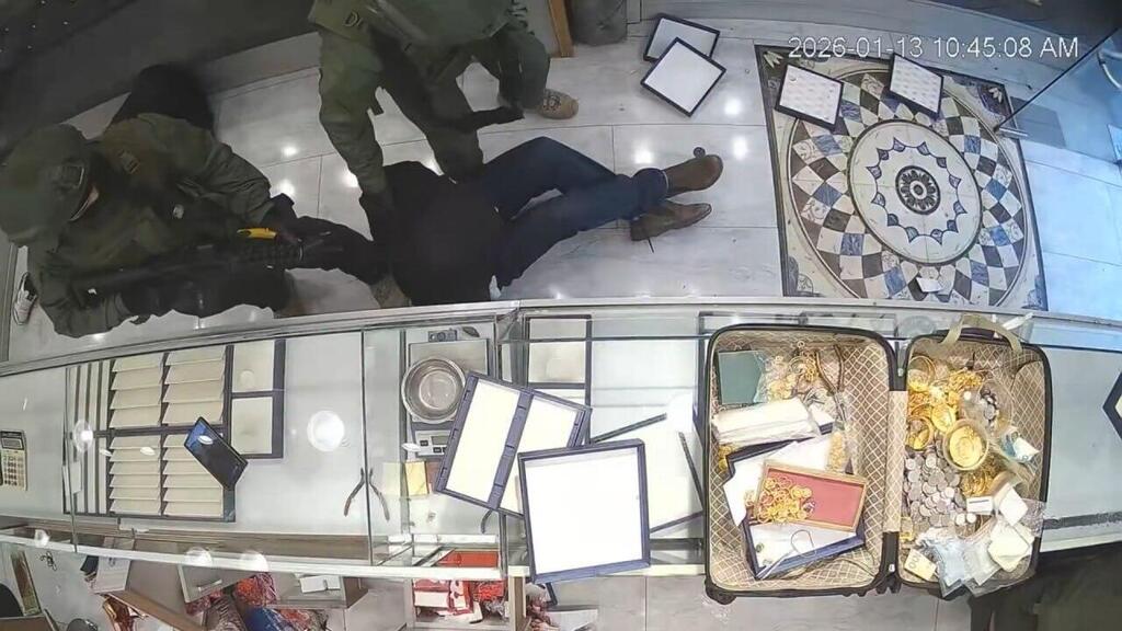 Six Bedouin men posing as IDF soldiers rob a jewelry store in the Palestinian town of Dhahiriya (Photo: Screenshot) בדואים מחופשים לחיילים ישראלי שדדו חנות בדאהרייה
