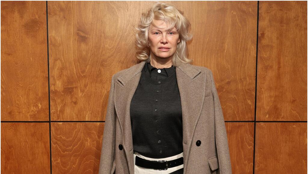 פמלה אנדרסון בתצוגת סתיו-חורף 2026-27 של טורי בורץ' בשבוע האופנה בניו יורק