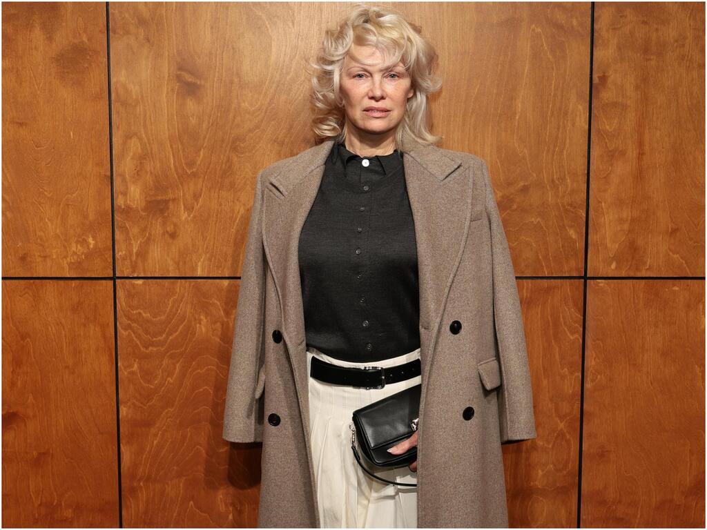 פמלה אנדרסון בתצוגת סתיו-חורף 2026-27 של טורי בורץ' בשבוע האופנה בניו יורק