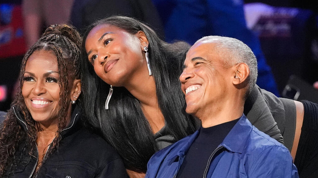 משפחת אובמה צופה במשחק