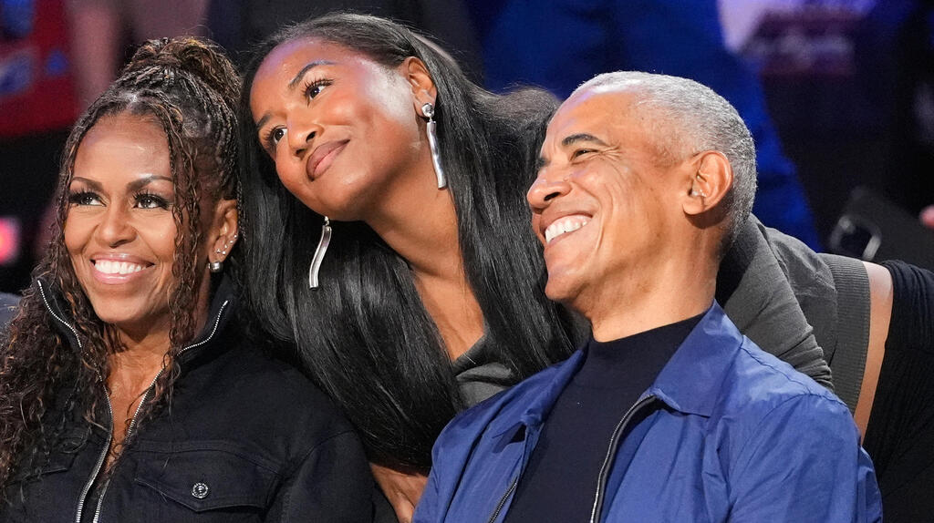 משפחת אובמה צופה במשחק