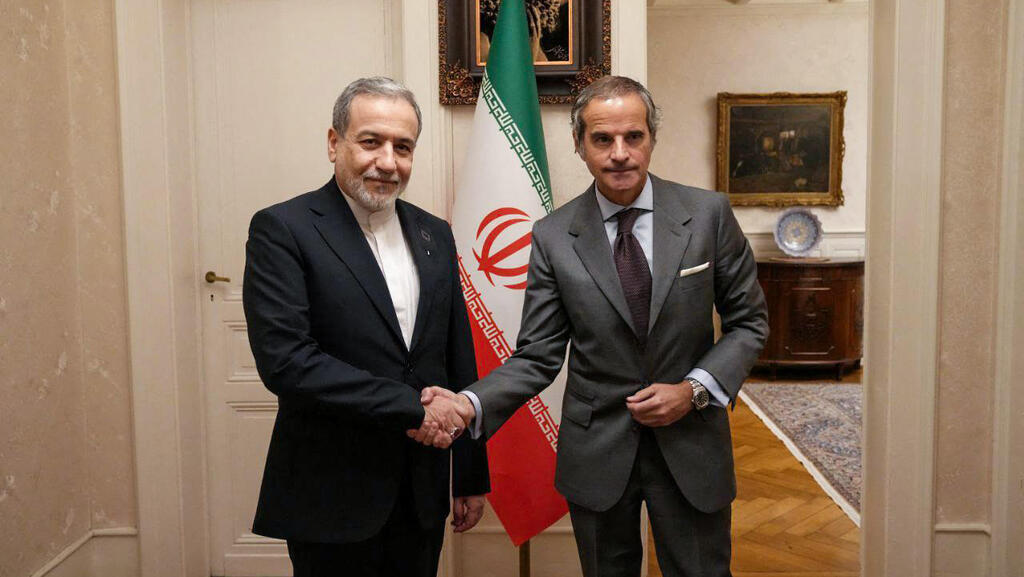 שר החוץ של איראן עבאס עראקצ'י עם רפאל גרוסי ראש סבא"א הסוכנות הבינלאומית לאנרגיה אטומית 