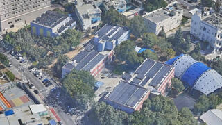 פאנלים סולאריים על גגות מבני בית הספר "דרכא" בבת ים