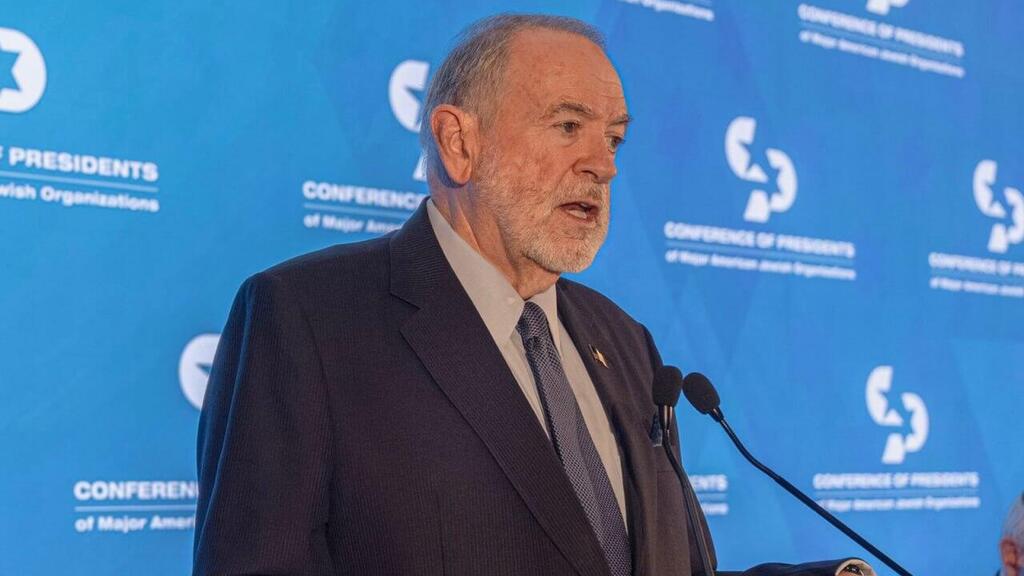 שגריר ארה״ב בישראל מייק האקבי בוועידת הנשיאים של הארגונים היהודיים