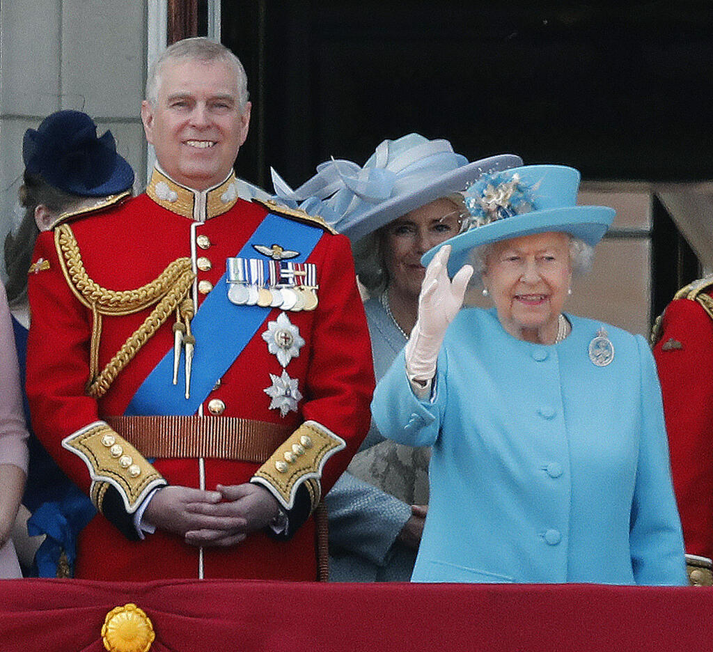 הנסיך אנדרו ואימו המנוחה המלכה אליזבת (צילום: Frank Augstein/AP) הנסיך אנדרו ואימו המנוחה המלכה אליזבת