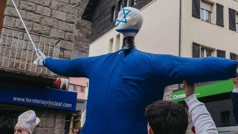 הבובה עם מגן דוד על הפנים