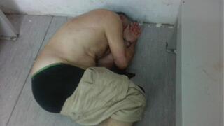 אזוק על רצפת תא המעצר