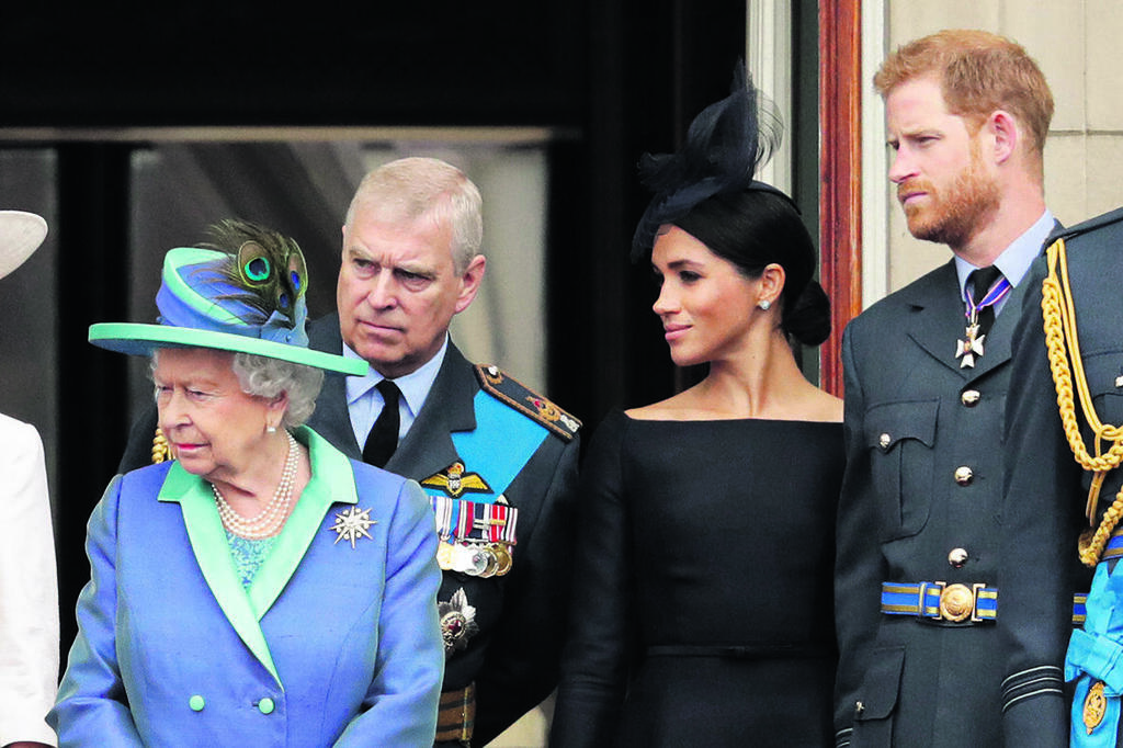 הנסיך אנדו עם אימו אליזבת, הארי ומייגן (צילום: Matt Dunham/AP) הנסיך אנדו עם אימו אליזבת, הארי ומייגן