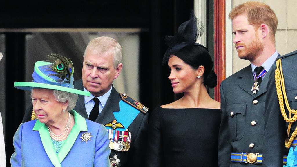 Эндрю Маунтбеттен-Винздор с матерью, королевой Елизаветой II, племянником принцем Гарри и его супругой Меган Маркл (Фото: Matt Dunham/AP, архив) הנסיך אנדו עם אימו אליזבת, הארי ומייגן