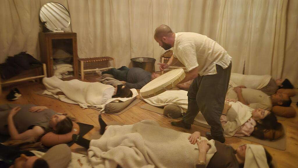 Listening to the calm (Photo: Assaf Kamar) סאונג הילינג