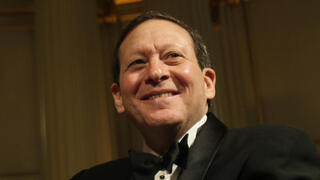 מימין: תומאס פריצקר