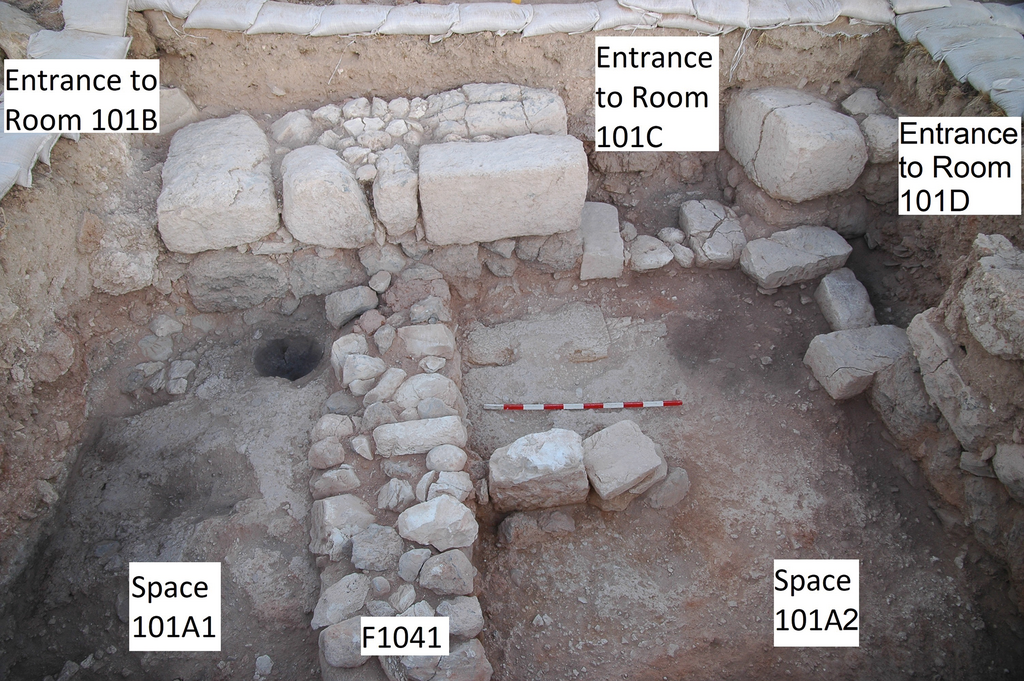 חלקה המערבי של החצר, כולל קיר האבן הנמוך שהפריד בין ה"סויטה" שבה התגוררו זקני המשפחה לשאר המבנה