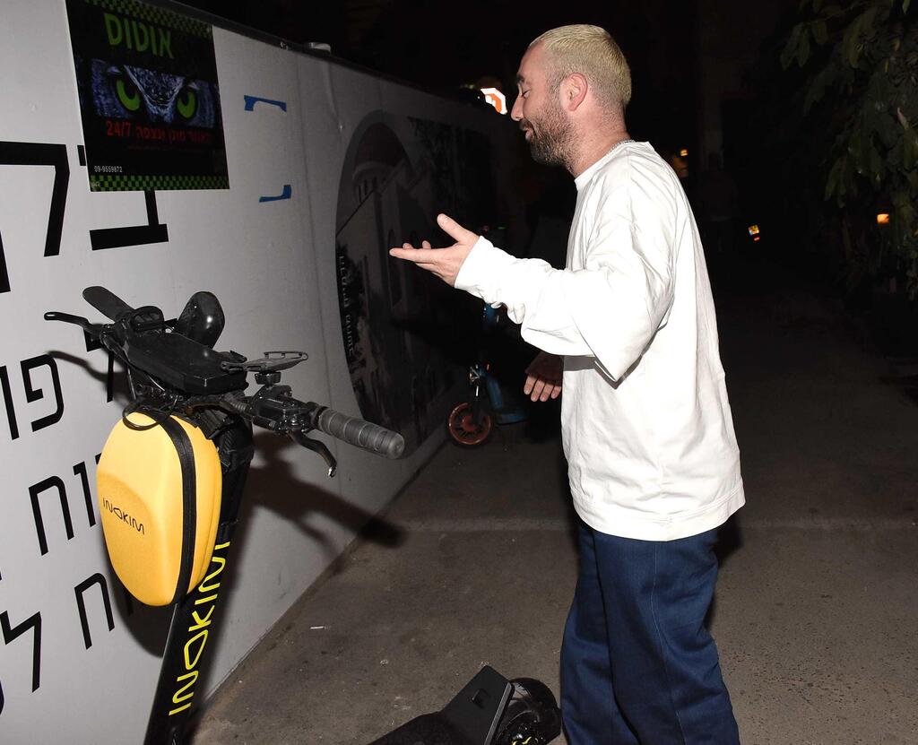 החליט להשאיר את הקורקינט. עומר אדם (צילום: אמיר מאירי ) פפראצי עומר אדם פברואר 2026