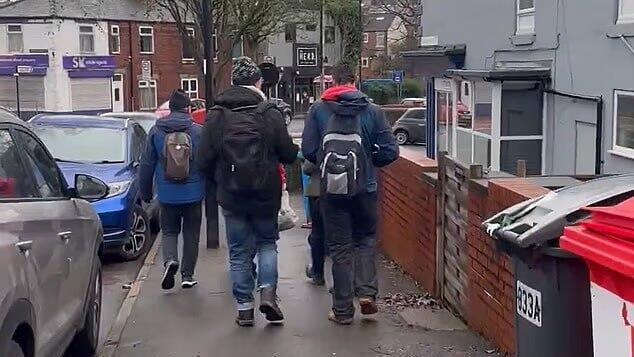 פעילים פרו-פלסטינים עוברים מדלת לדלת וקוראים להחרים מוצרים ישראליים