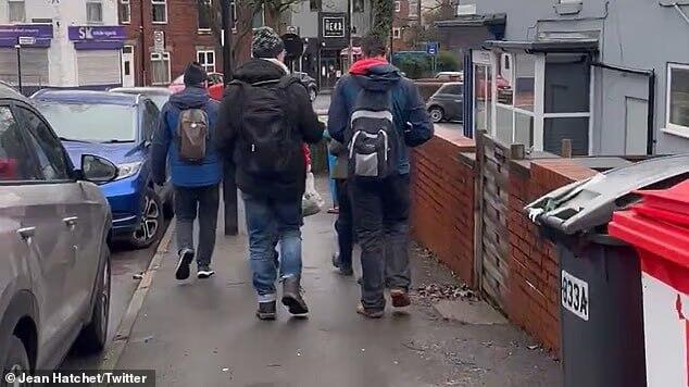 פעילים פרו-פלסטינים עוברים מדלת לדלת וקוראים להחרים מוצרים ישראליים