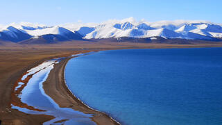 נהר נאם קו בטיבט, שהתייבשותו מהווה דוגמה לקשר בין שינויי האקלים לפעילות הגאולוגית בעומק כדור הארץ