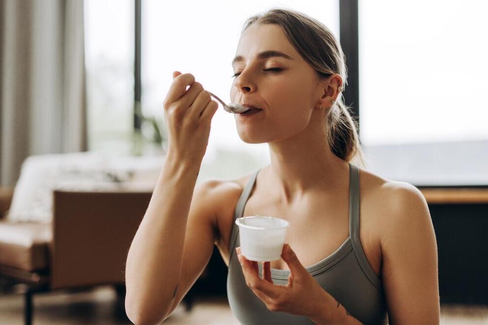 אישה אוכלת יוגורט