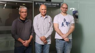 אדר רסין שתרם כליה לאביו ד"ר טובי רסין, לשמאלם: פרופ' ניר לובצקי, מנהל מחלקת ניתוחי כבד לבלב והשתלות באיכילוב