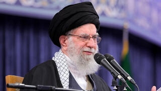 תוכנית ההישרדות של חמינאי: היועץ שקיבל סמכויות