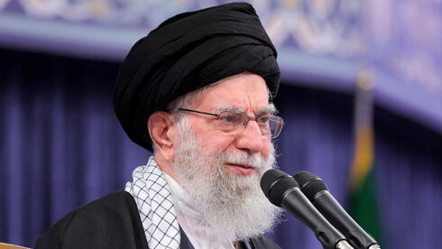 עלי חמינאי ב טהרן ביום פתיחת המו"מ בין איראן ל ארה"ב