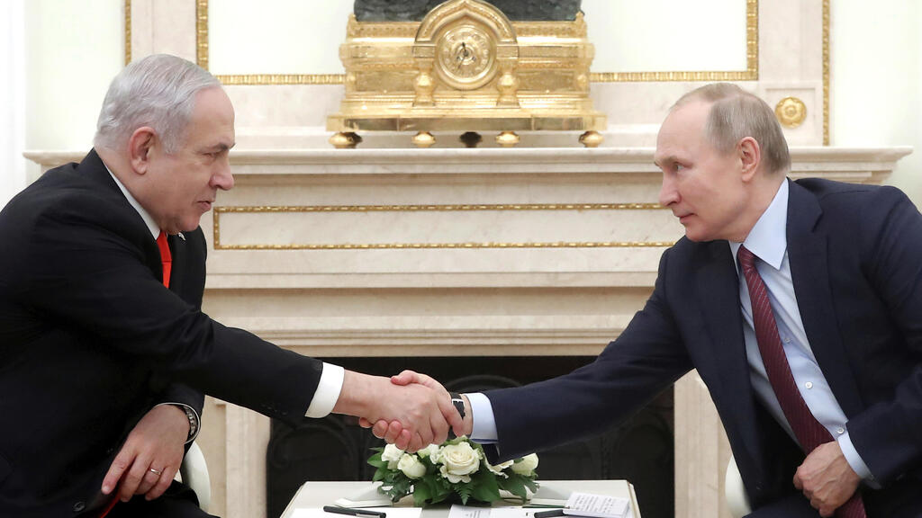 Биньяин Нетаниягу и Владимир Путин, 202 год (Фото: Maxim Shemetov/AP) ולדימיר פוטין ובנימין נתניהו, ינואר 2020