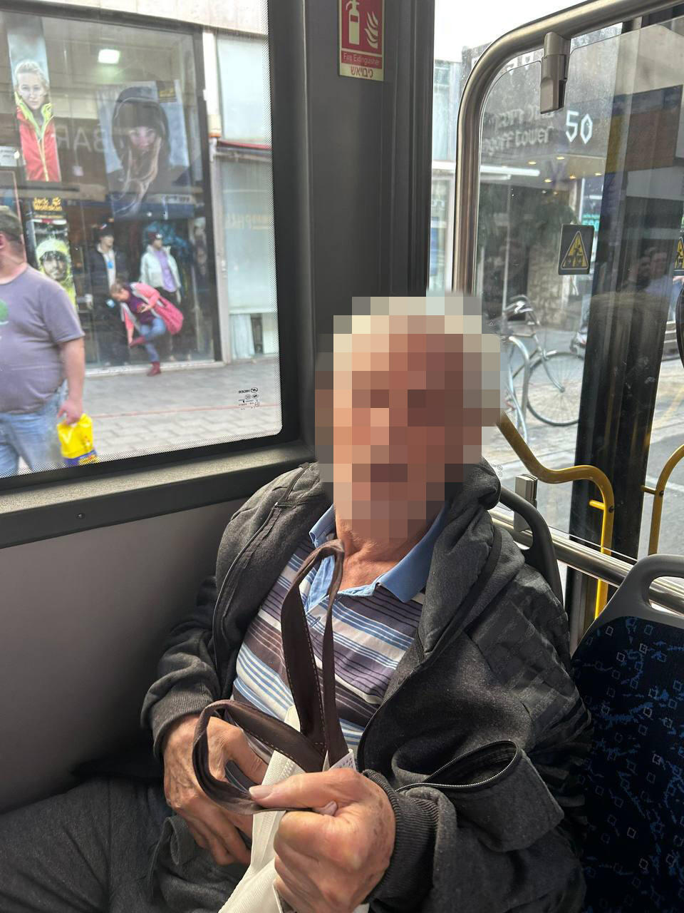 איש מבוגר שמטריד מינית נשים בתל אביב