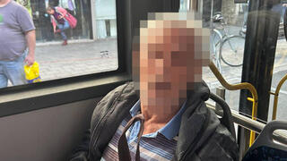 איש מבוגר שמטריד מינית נשים בתל אביב