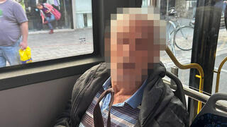 איש מבוגר שמטריד מינית נשים בתל אביב