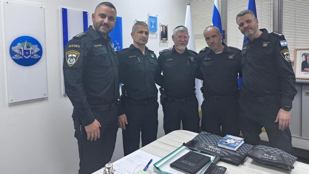 Presentation of new tefillin to a police officer whose police scooter was set on fire in Bnei Brak (Photo: Israel Police) הענקת תפילין חדשות לשוטר שהקטנוע המשטרתי שלו הוצת בבני ברק