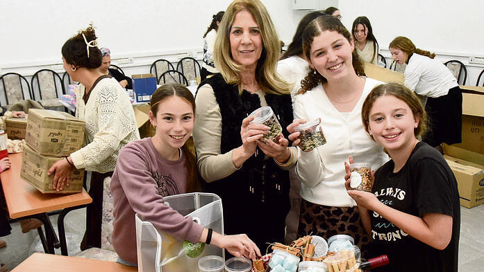 תושבים עם המארזים