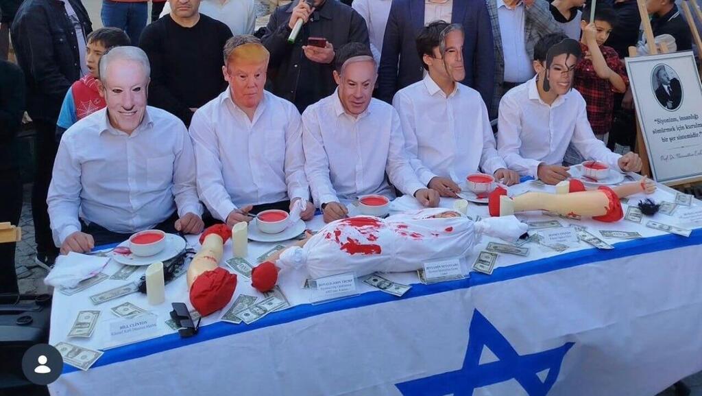 מייצג הזוועה בטורקיה אנטליה שבו מציגים בכירים