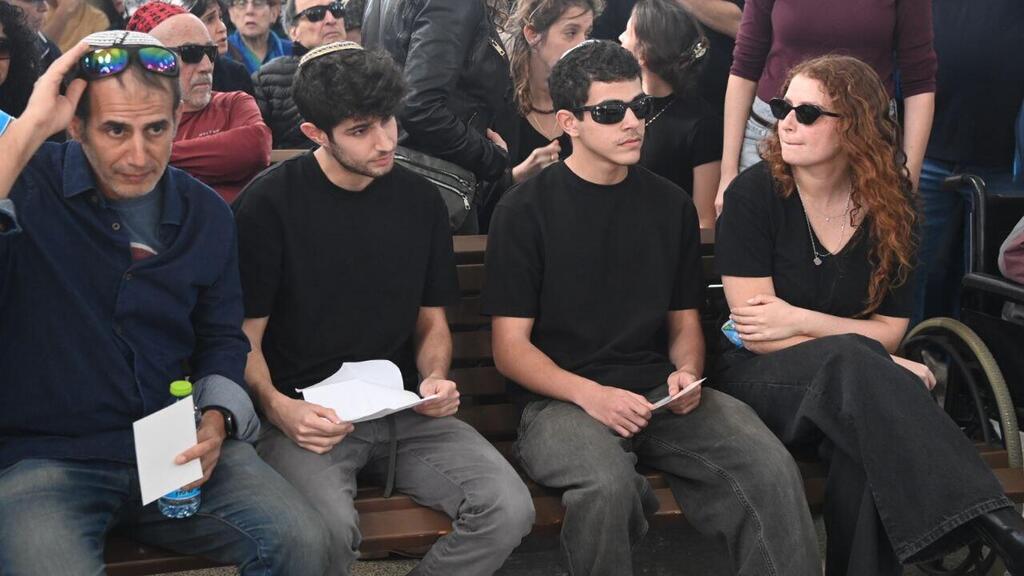 Dana Eden’s husband and her children at her funeral
(Photo: Sagi Yair) בעלה של דנה עדן וילדיהם בלווייתה