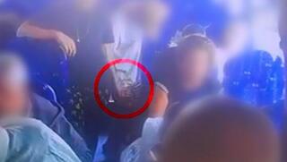 תיעוד: קטין שהצית את השיער של אישה מבוגרת במהלך נסיעה באוטובוס