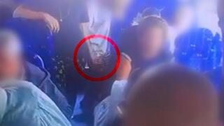 תיעוד: קטין שהצית את השיער של אישה מבוגרת במהלך נסיעה באוטובוס