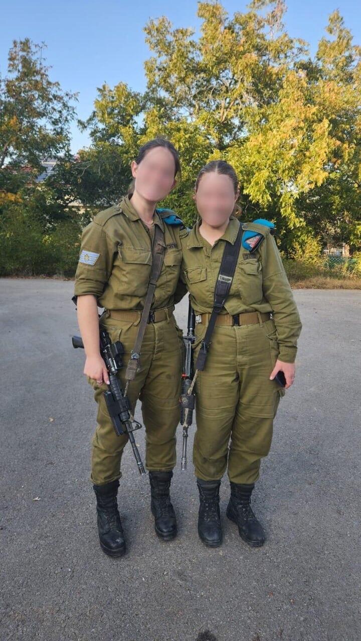 Staff Sgt. N. (left) with Cpl. A. רב"ט ע' (מימין) עם סמ"ר נ'