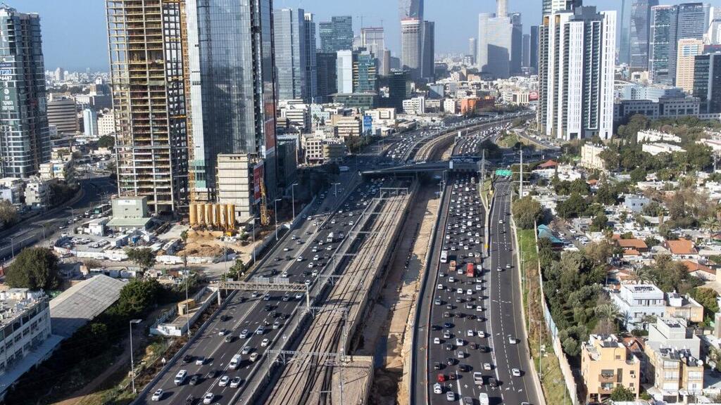 Researchers found a link between traffic-related pollution and an increase in urgent medical visits due to migraine (Photo: Oz Mualem) הכבישים והצמתים הכי מסוכנים: כביש 20, דרך איילון - תל אביב