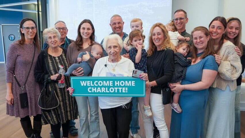 שרלוט רות בתמונת משפחתית