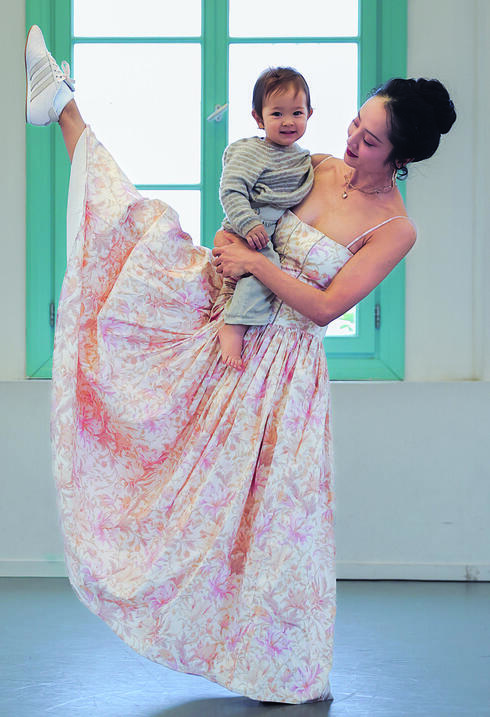 ארי נקמורה עם בנה אסא