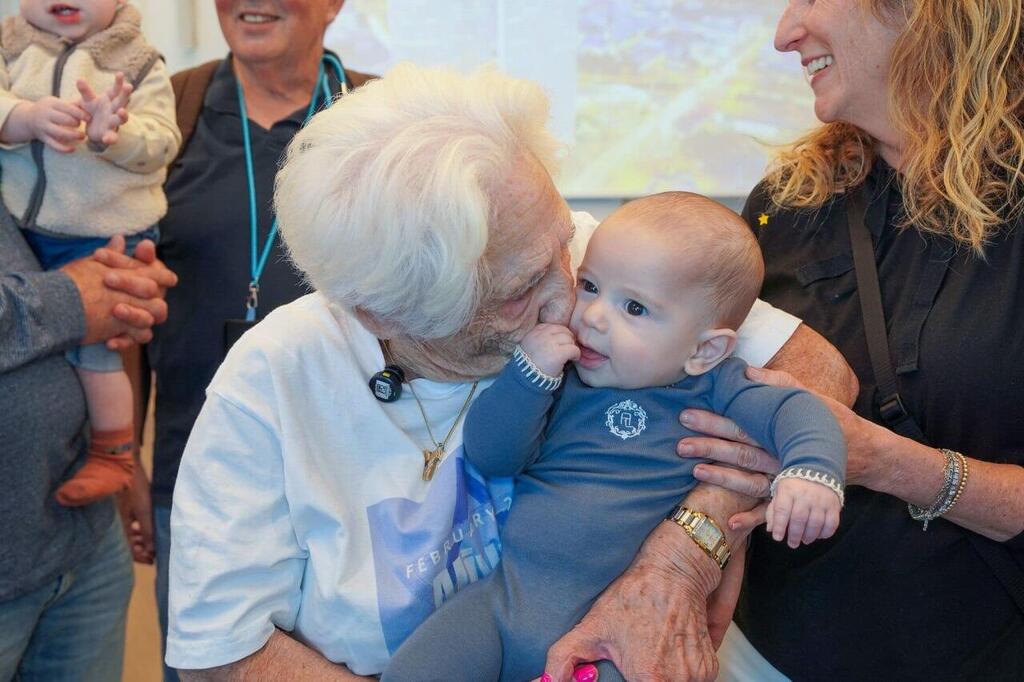 הפרש של כ-95 שנה. שרלוט רות עם אחד מצאצאיה